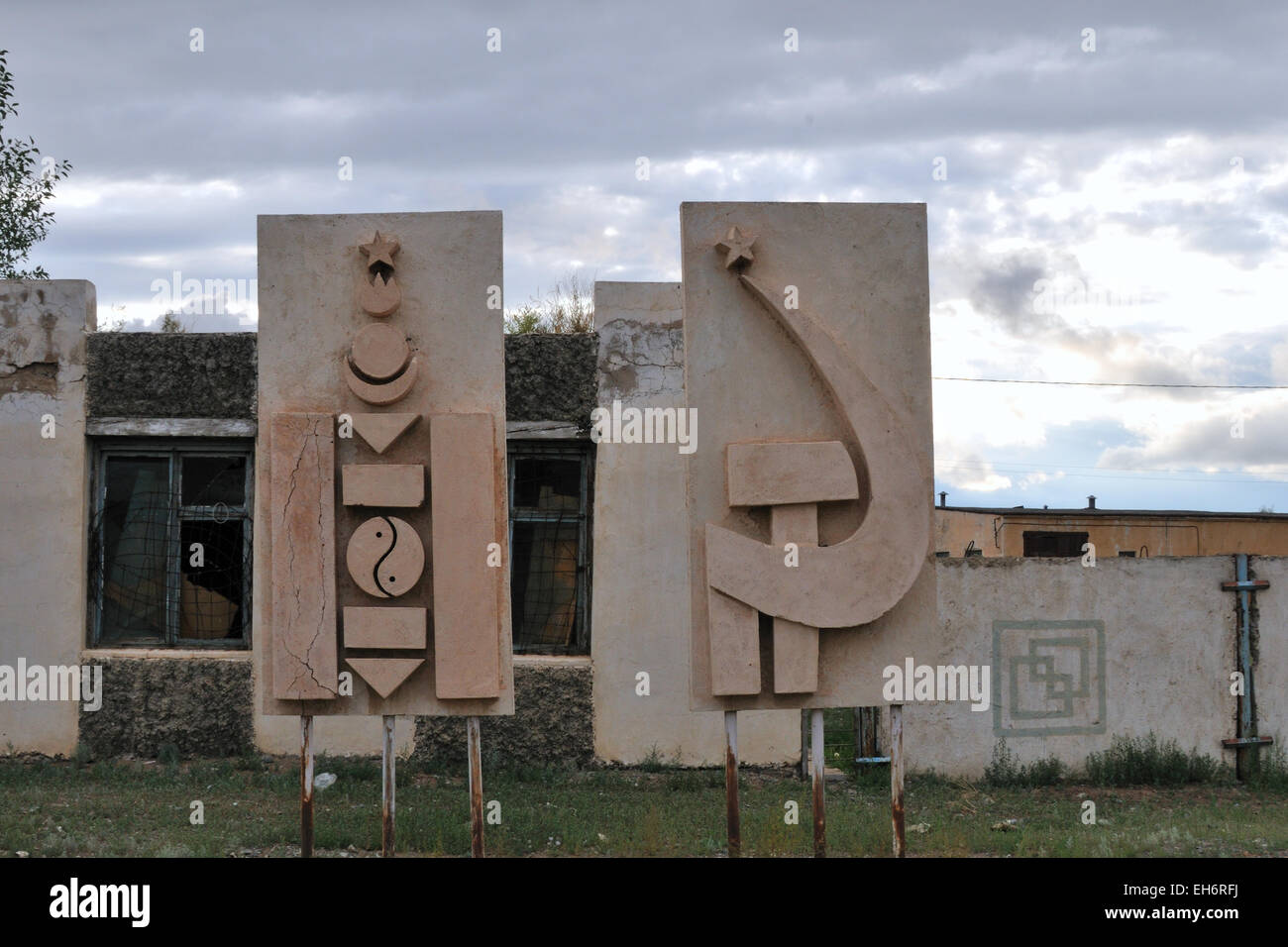 Bayankhongor, era Sovietica falce e martello sculture Foto Stock