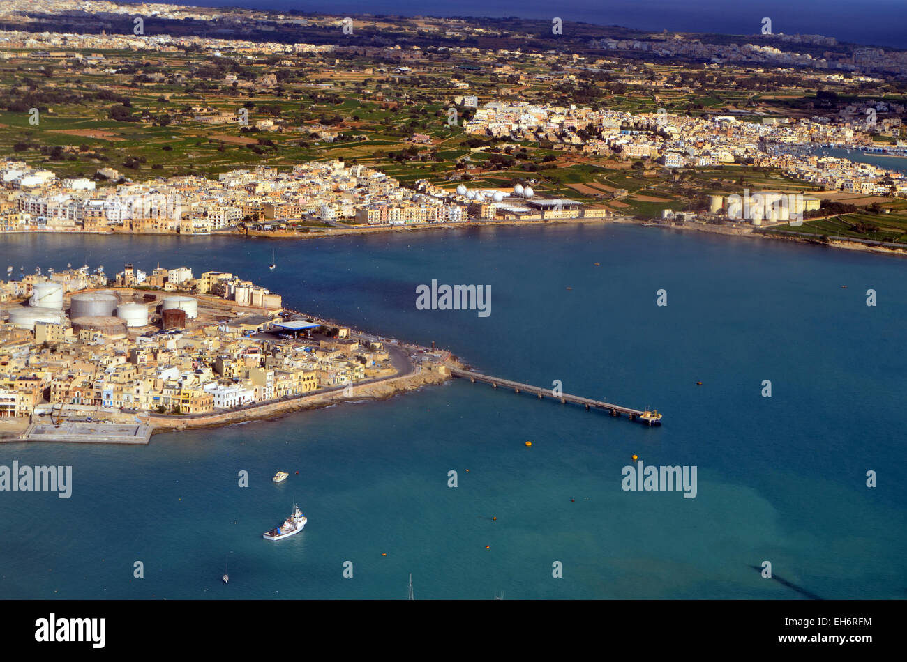 Porto di Malta con Marsaxlokk (Marsa-shlock)villaggio di pescatori significa scirocco. Paese aggiudicati Croce di San Giorgio Foto Stock