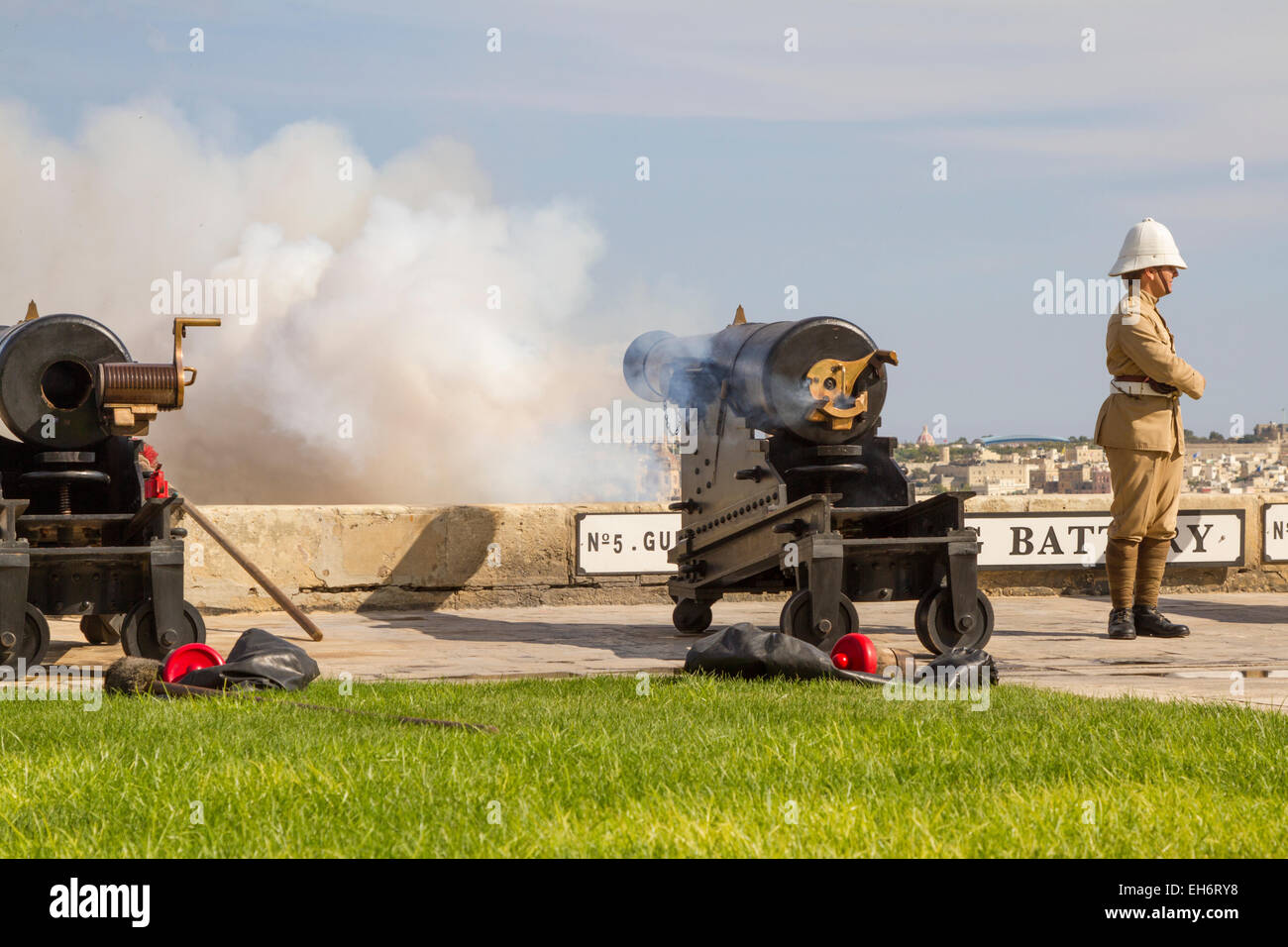 Il cannone di mezzogiorno essendo appena stato licenziato dalla batteria a salve, Upper Barracca Gardens, La Valletta. Malta. Foto Stock