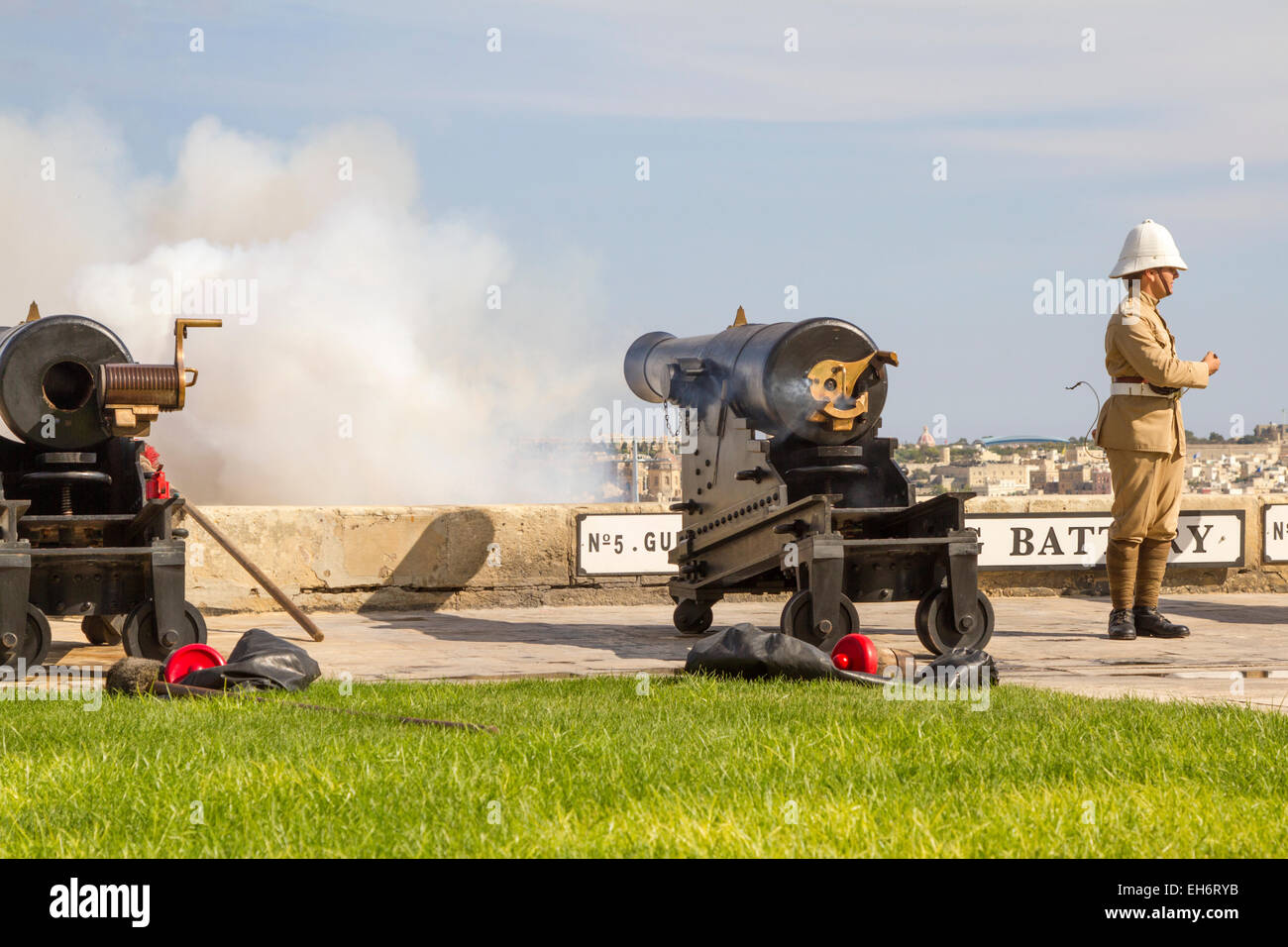 Il cannone di mezzogiorno essendo appena stato licenziato dalla batteria a salve, Upper Barracca Gardens, La Valletta. Malta. Foto Stock