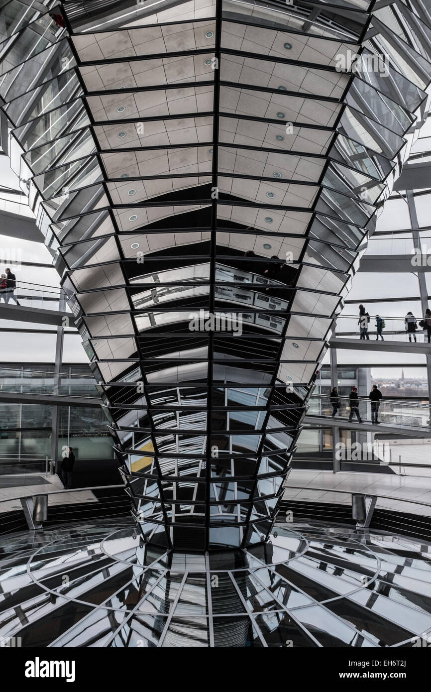 L'Europa, Germania, Berlino, la terrazza sul tetto e la cupola del Reichstag Foto Stock