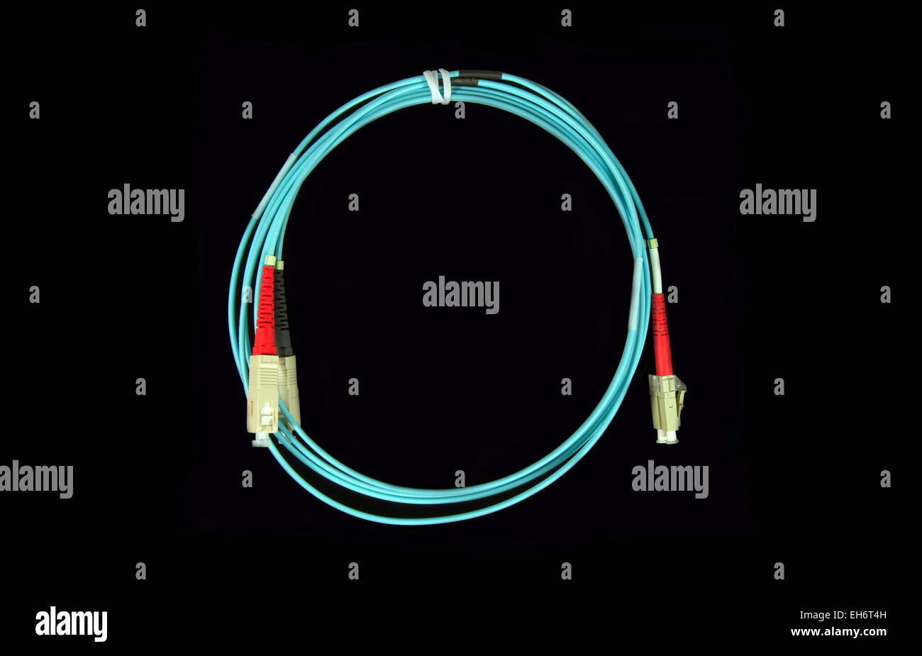 Fibra blu cavo patch con connettori LC in una estremità e connettori SC nell'altra estremità Foto Stock