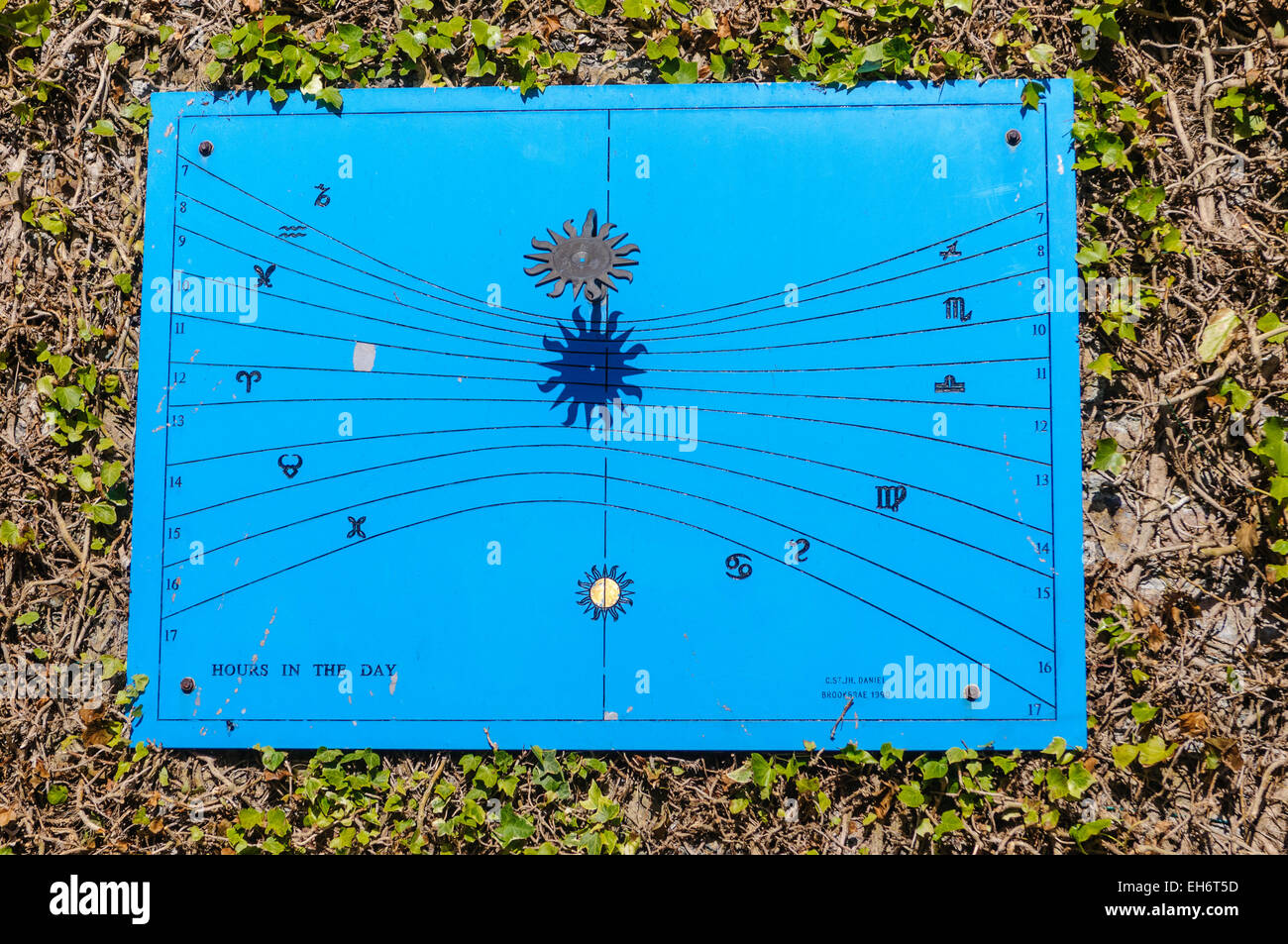 Orologio solare che mostra il numero di ore di sole al giorno e anche quale segno dello zodiaco il sole è a. Foto Stock