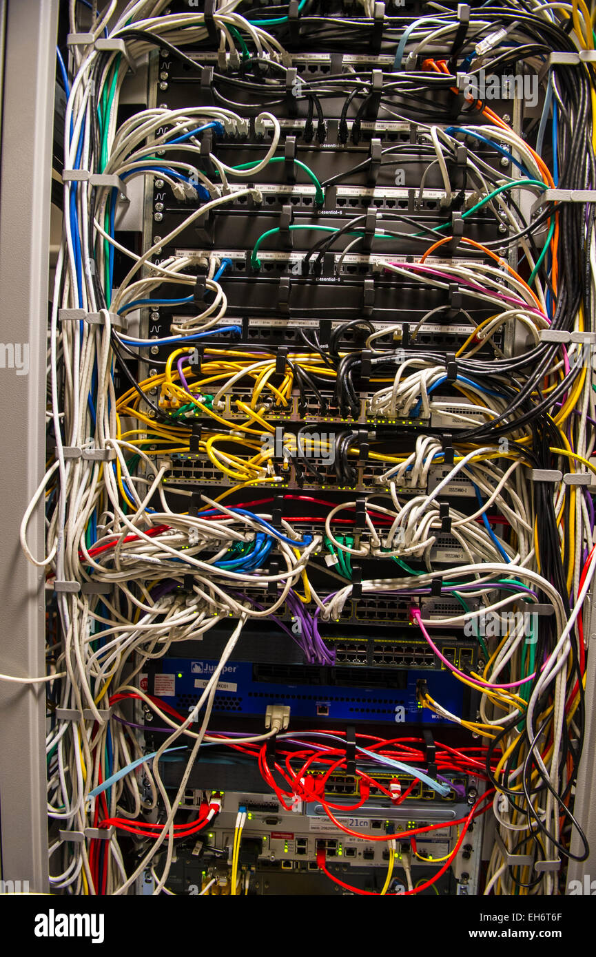 Un cablaggio complesso nel computer server aria condizionata sala macchina Foto Stock