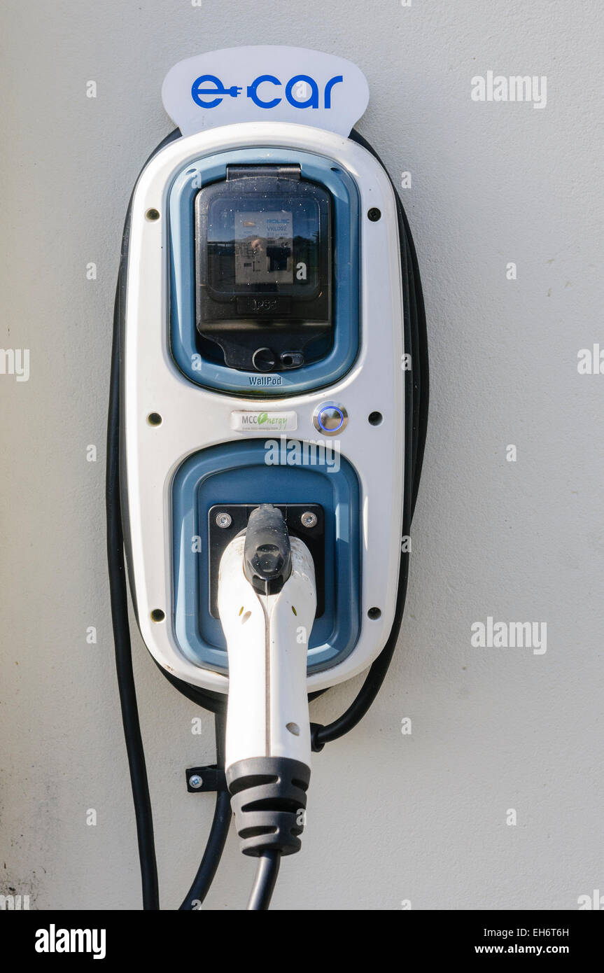 Veicolo elettrico punto di carica sul muro di una casa Foto Stock