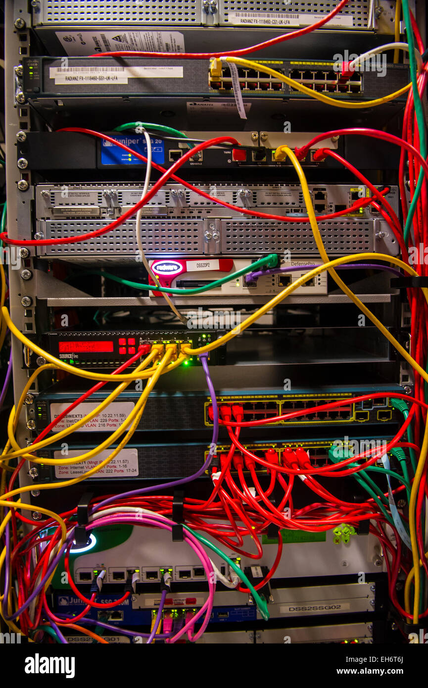 Un cablaggio complesso nel computer server aria condizionata sala macchina Foto Stock
