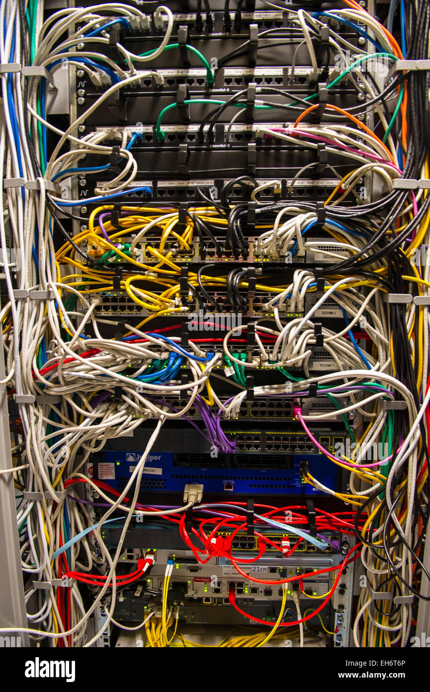 Un cablaggio complesso nel computer server aria condizionata sala macchina Foto Stock