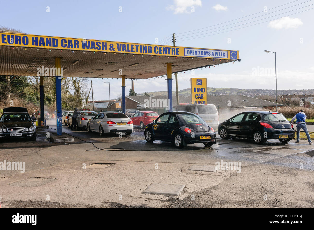 Un sacco di automobili in coda fino a 'Euro' car wash per essere lavato Foto Stock