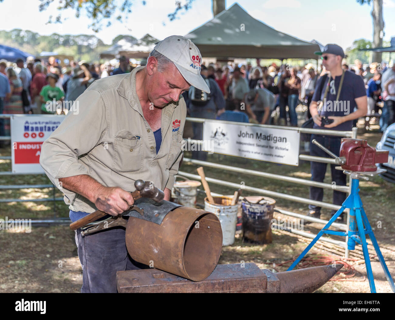 Federale Australiano il Senatore John Madigan dimostra abilità blacksmithing a mestieri scomparsi fiera a Kyneton in Victoria rurale. Credito: KC Hunter/Alamy Live News Foto Stock