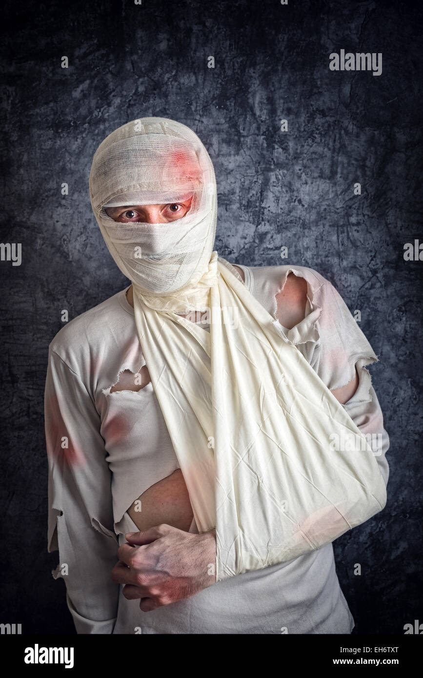 Feriti Mad con commozione cerebrale e feriti testa indossando bende medicali. Foto Stock