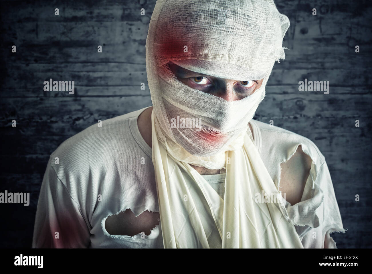 Feriti Mad con commozione cerebrale e feriti testa indossando bende medicali. Foto Stock