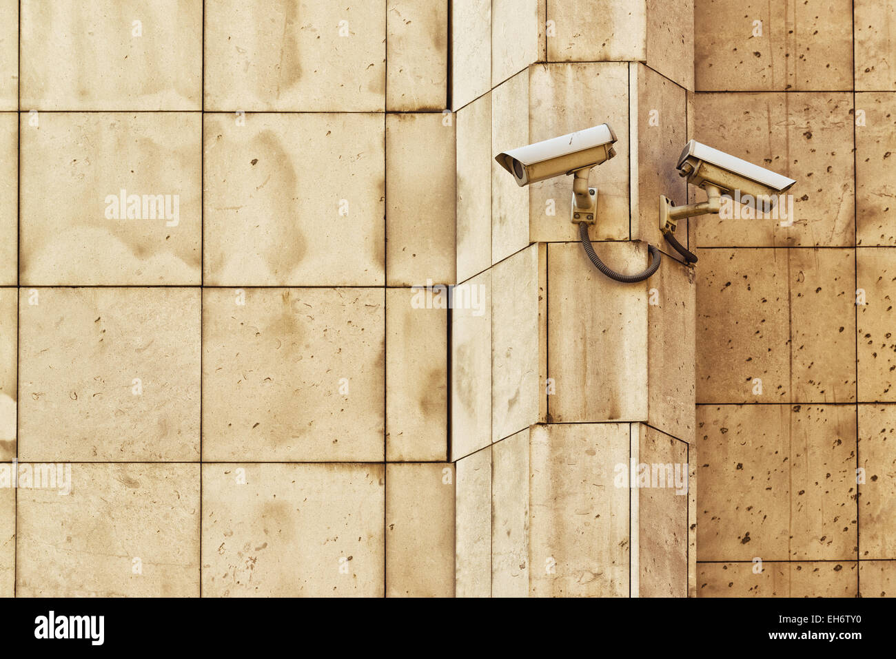 Sicurezza telecamera TVCC montato sulla parete dell'edificio come al di là della proprietà privata sistema di protezione o il grande fratello Concept Foto Stock