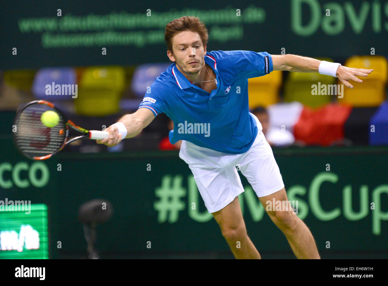 La Francia di Nicolas MAHUT tenta di raggiungere la palla giocata in Germania dal Struff durante la Coppa Davis World Group Primo Round a vincolare il Fraport Arena di Francoforte sul Meno, Germania, 08 marzo 2015. A causa del 3-2 vincere contro la Germania Francia entra nel giro di 16. Foto: ARNE DEDERT/dpa Foto Stock