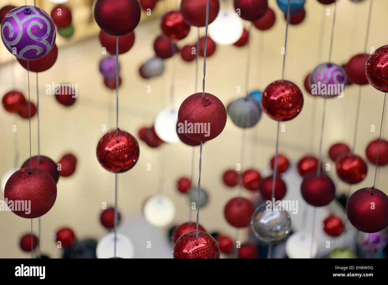 Sfera Nuovo Anno decorazioni sono molte colorate appeso. Foto Stock