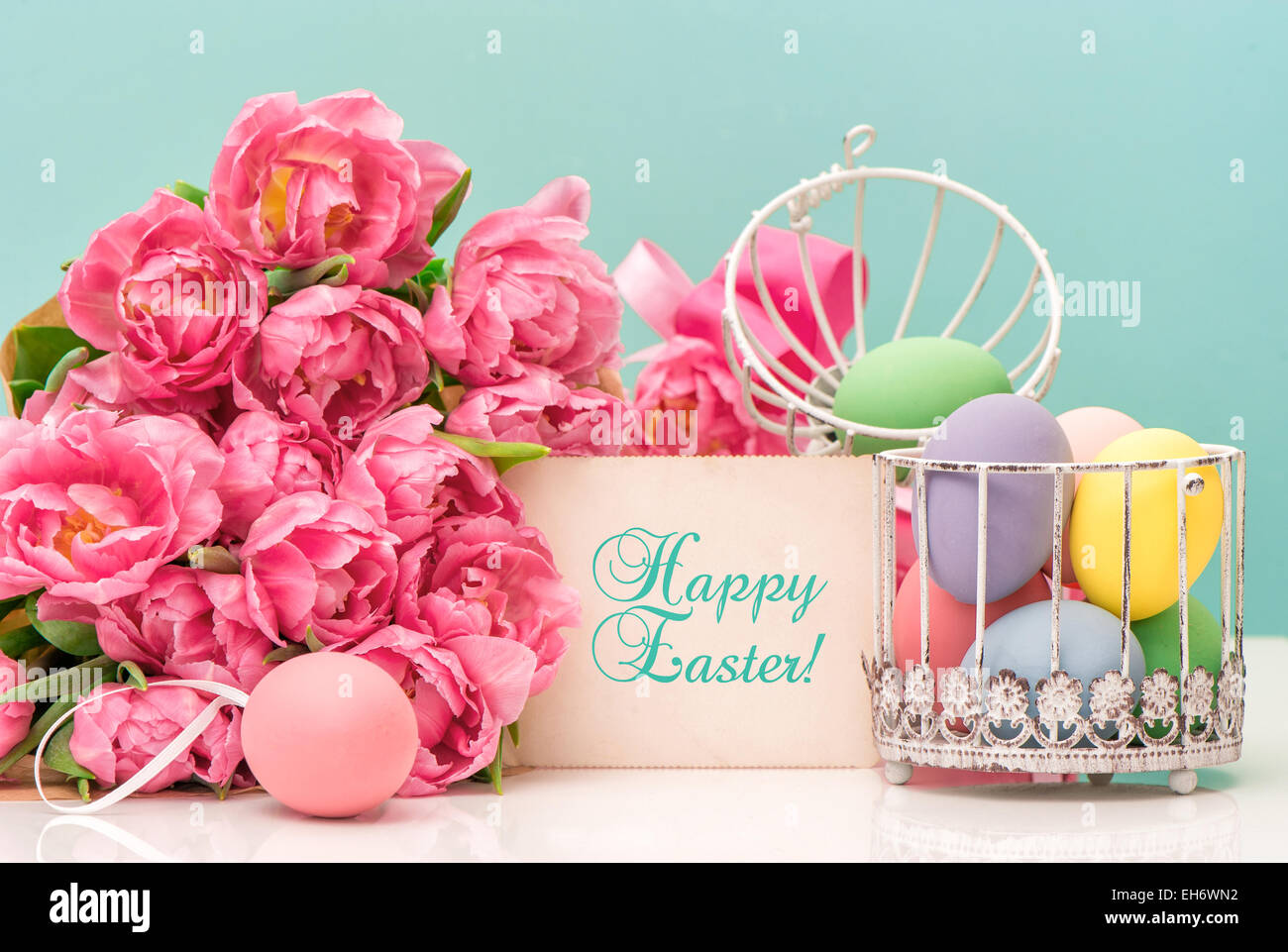 Tulip fiori e color pastello uova di pasqua. Decorazione di festa con  biglietto di auguri e un testo di esempio Buona Pasqua! Foto stock - Alamy