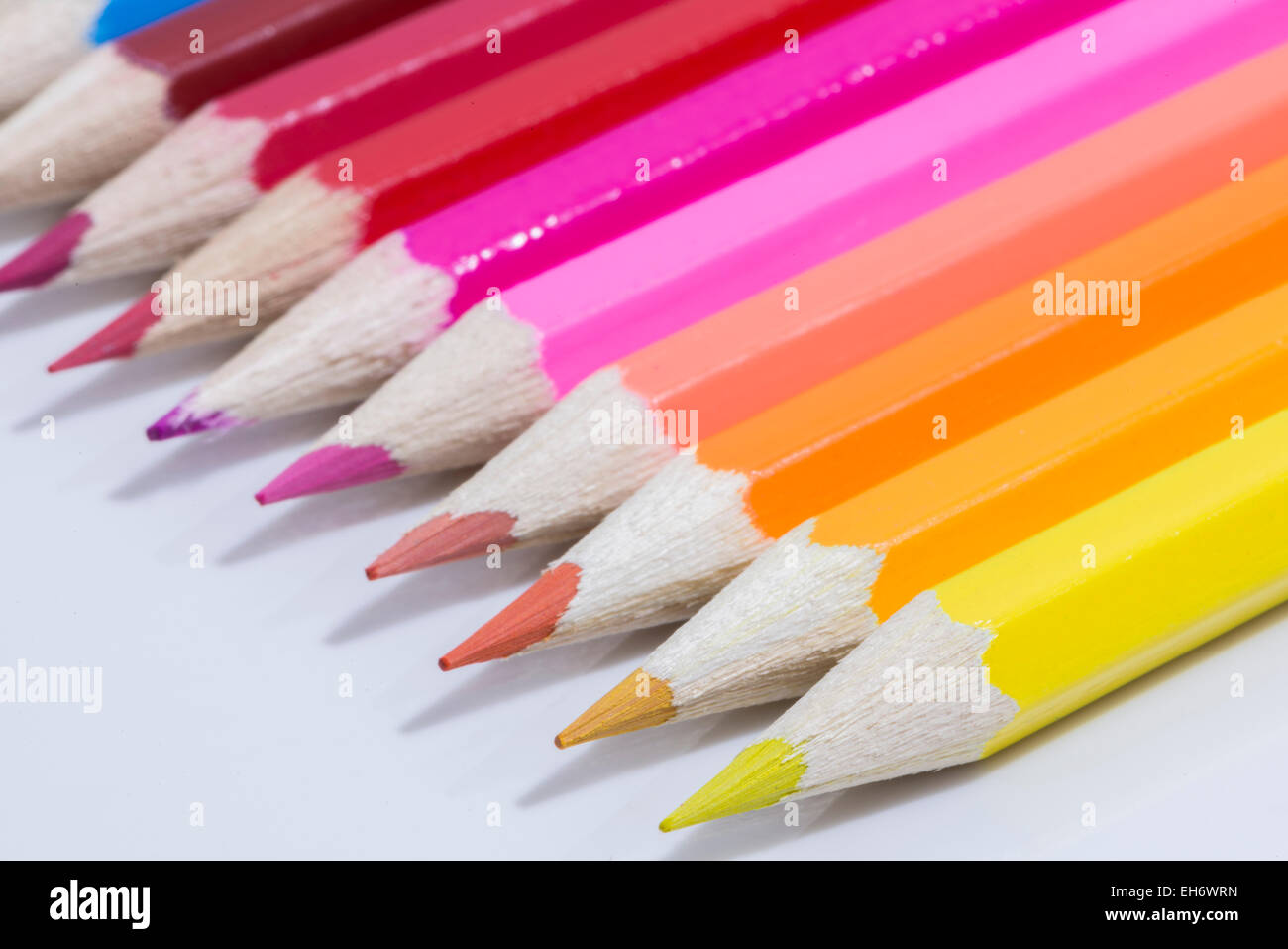 Matite colorate su sfondo bianco Foto Stock