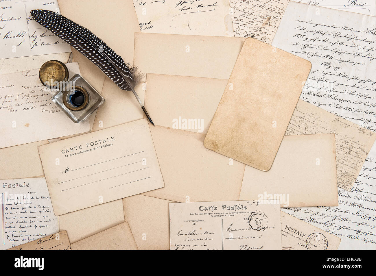 Vecchio lettere, cartoline d'epoca e antichi giù penna. Nostalgica sfondo sentimentale con mock up per la tua foto Foto Stock