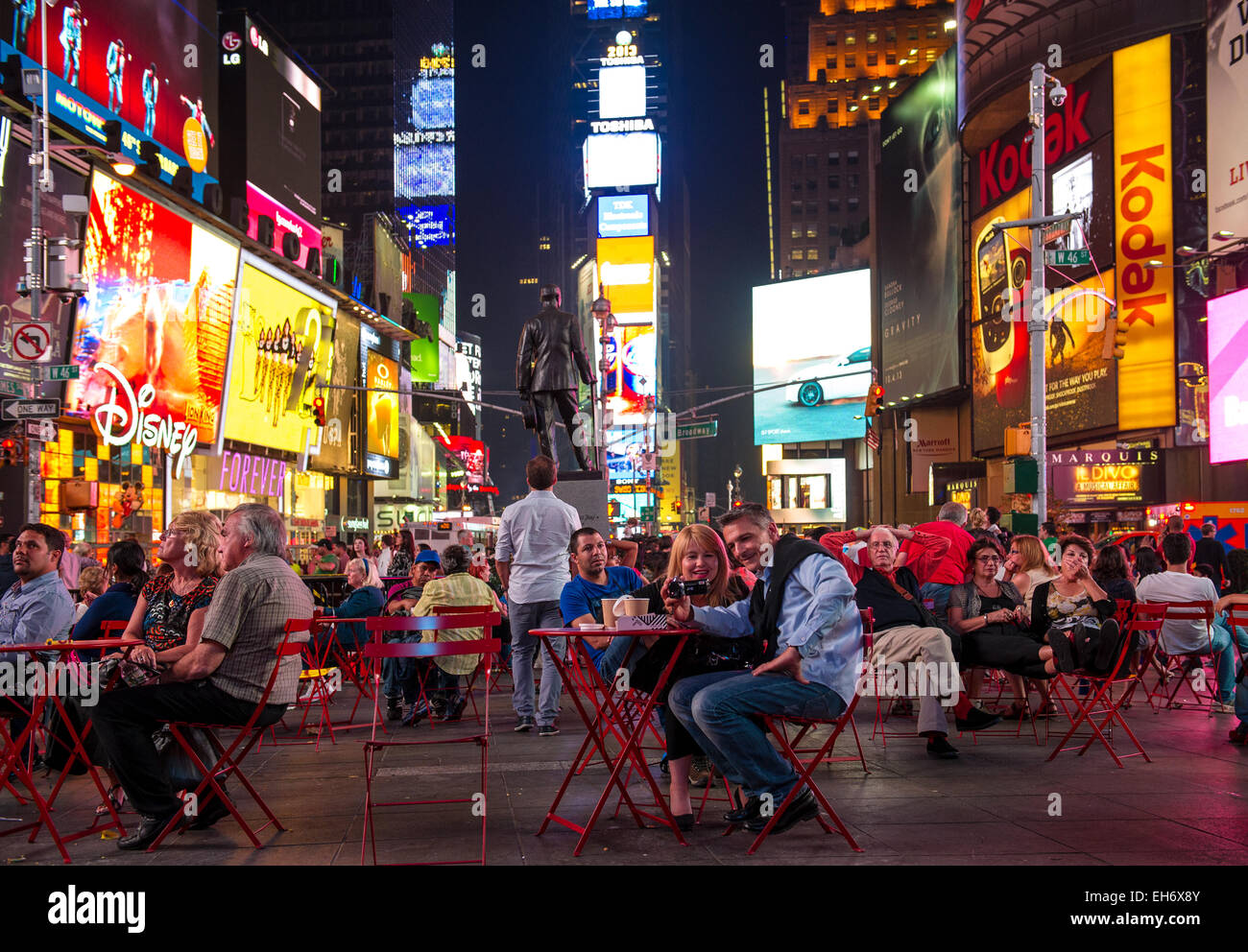 New York, Broadway. La gente per strada. Time Square di notte con molte luci e segnaletica pubblicitaria Foto Stock