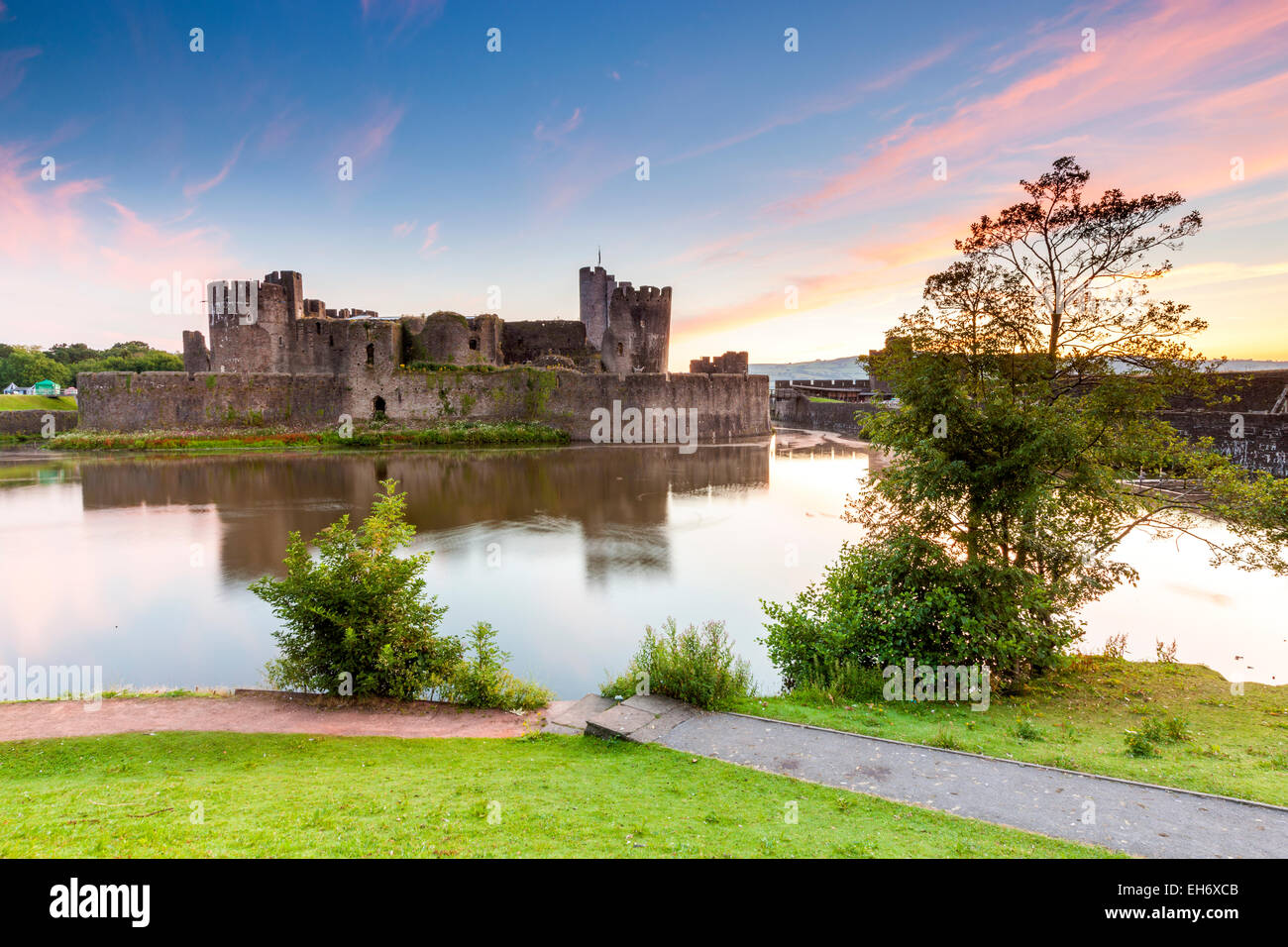 Castello di Caerphilly (Castell Caerffili), un castello medievale che domina il centro della cittadina di Caerphilly in Galles del Sud. Foto Stock