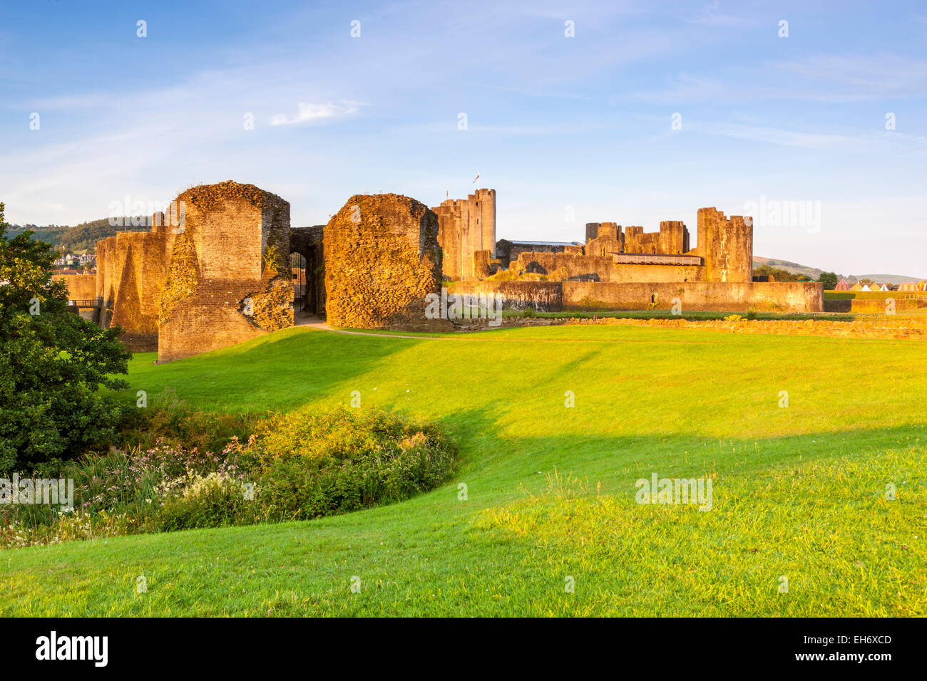 Castello di Caerphilly (Castell Caerffili), un castello medievale che domina il centro della cittadina di Caerphilly in Galles del Sud. Foto Stock