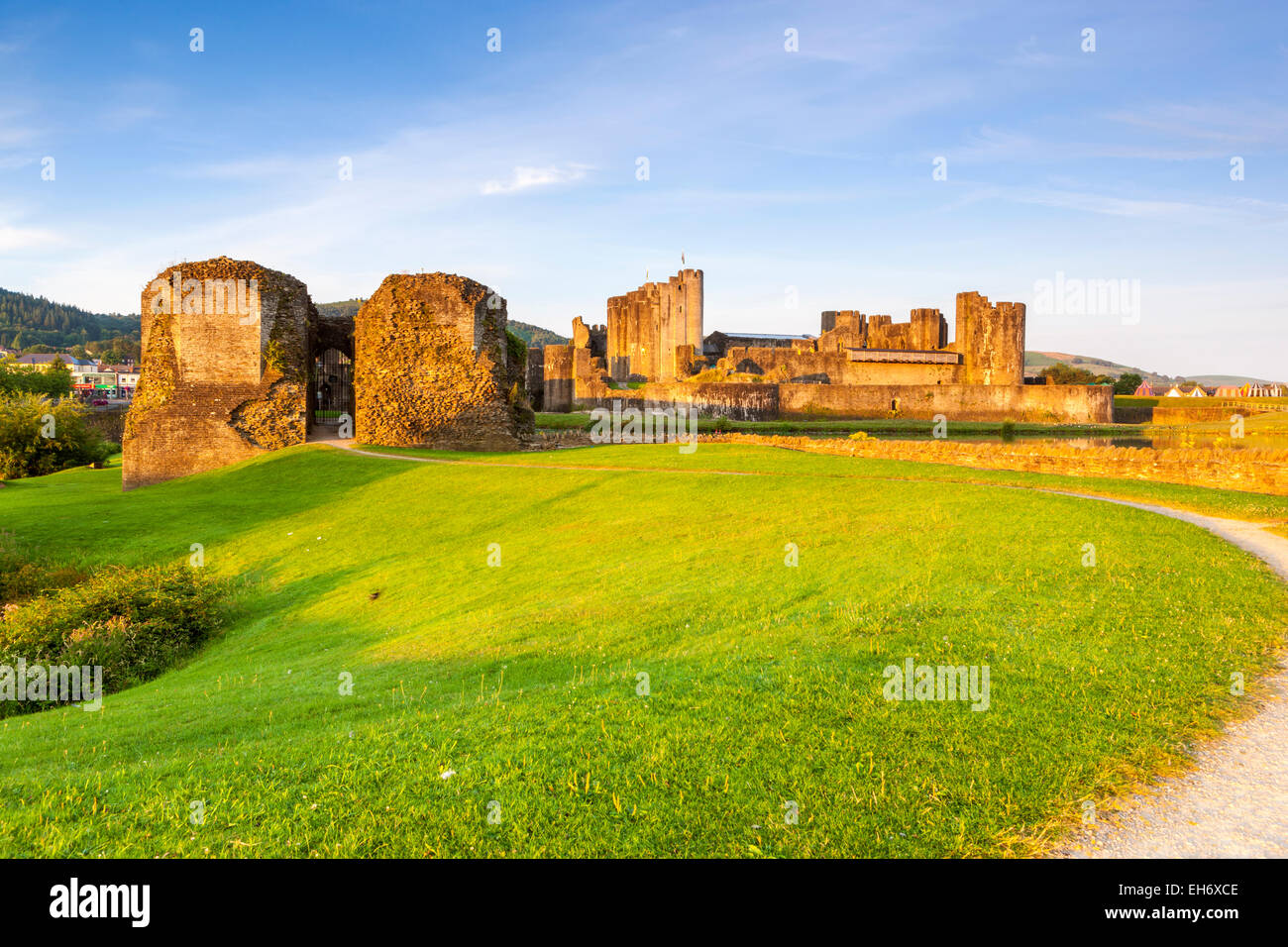 Castello di Caerphilly (Castell Caerffili), un castello medievale che domina il centro della cittadina di Caerphilly in Galles del Sud. Foto Stock