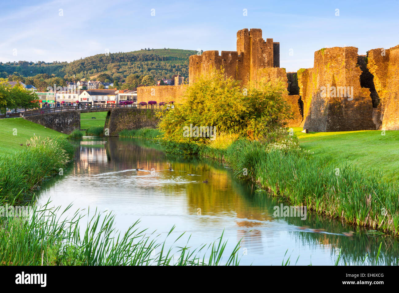 Castello di Caerphilly (Castell Caerffili), un castello medievale che domina il centro della cittadina di Caerphilly in Galles del Sud. Foto Stock