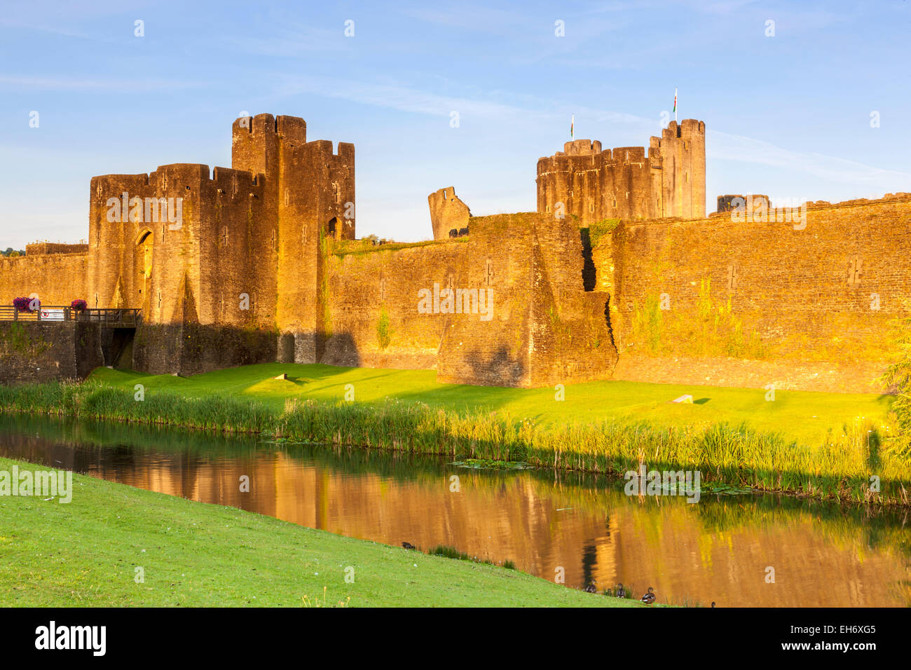 Castello di Caerphilly (Castell Caerffili), un castello medievale che domina il centro della cittadina di Caerphilly in Galles del Sud. Foto Stock