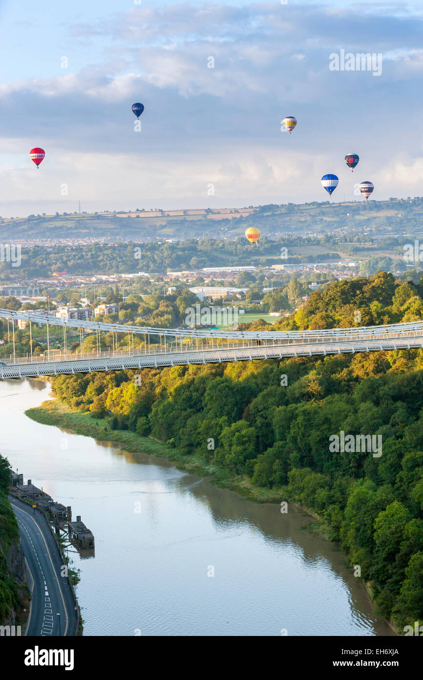 I palloni ad aria calda sopra il ponte sospeso di Clifton parte del Bristol International Balloon Festival 2014, Inghilterra, Regno Unito Foto Stock