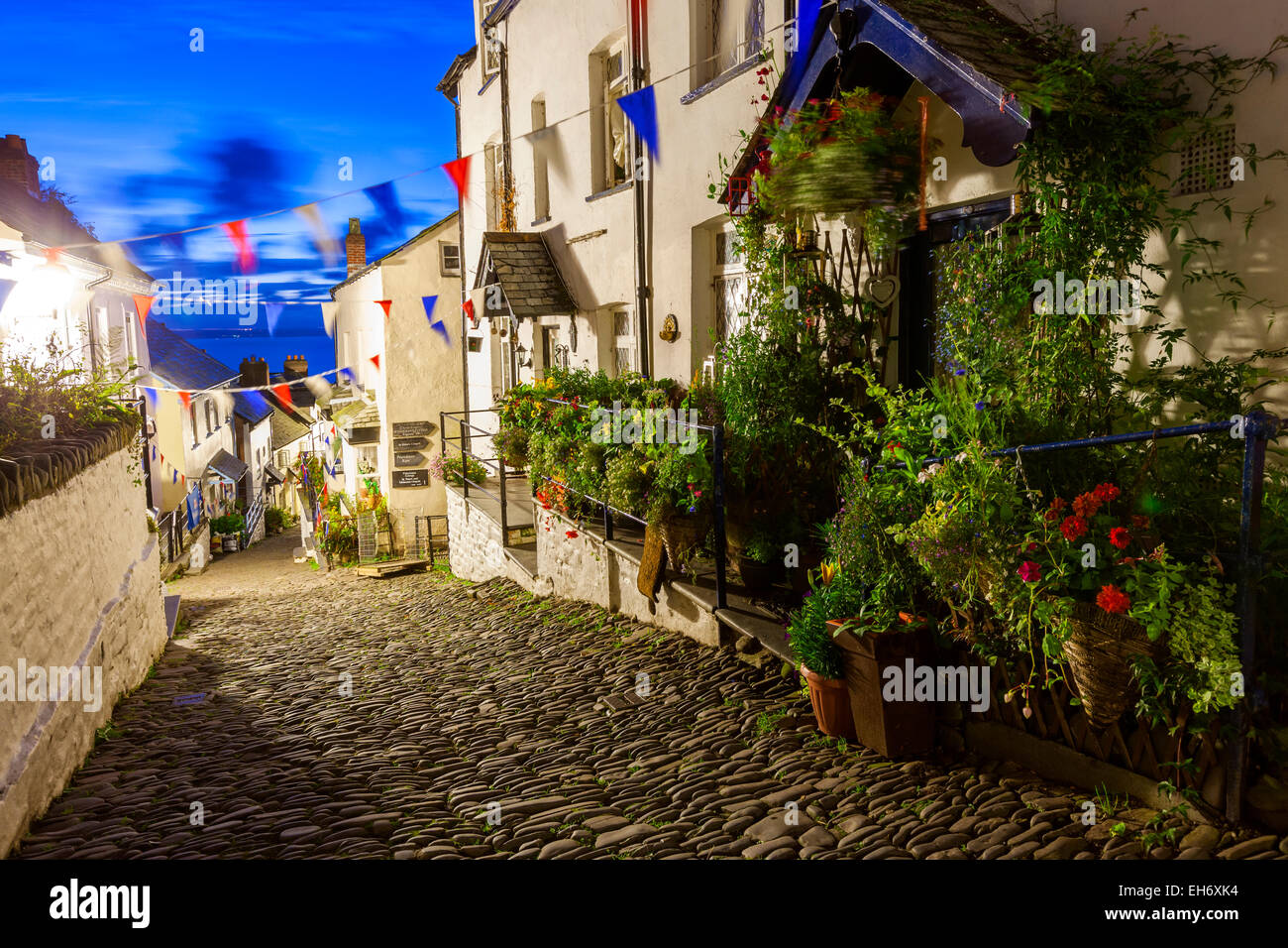 Ripide e strette strade in ciottoli che conducono in basso verso il famoso villaggio di pescatori di Clovelly, Devon, Inghilterra, Regno Unito, Europa Foto Stock