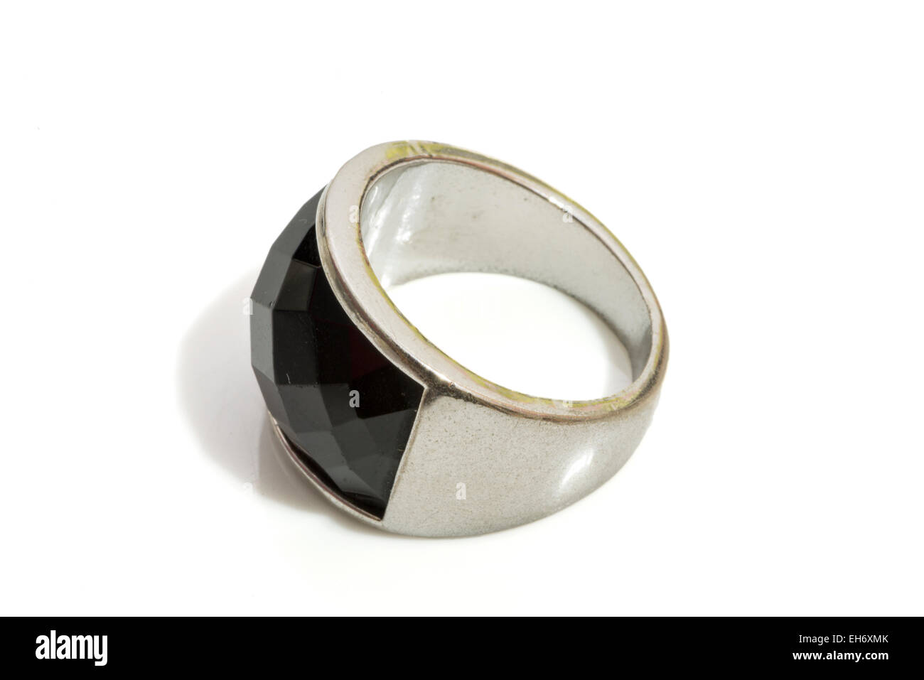 Anello di fidanzamento su sfondo bianco Foto Stock