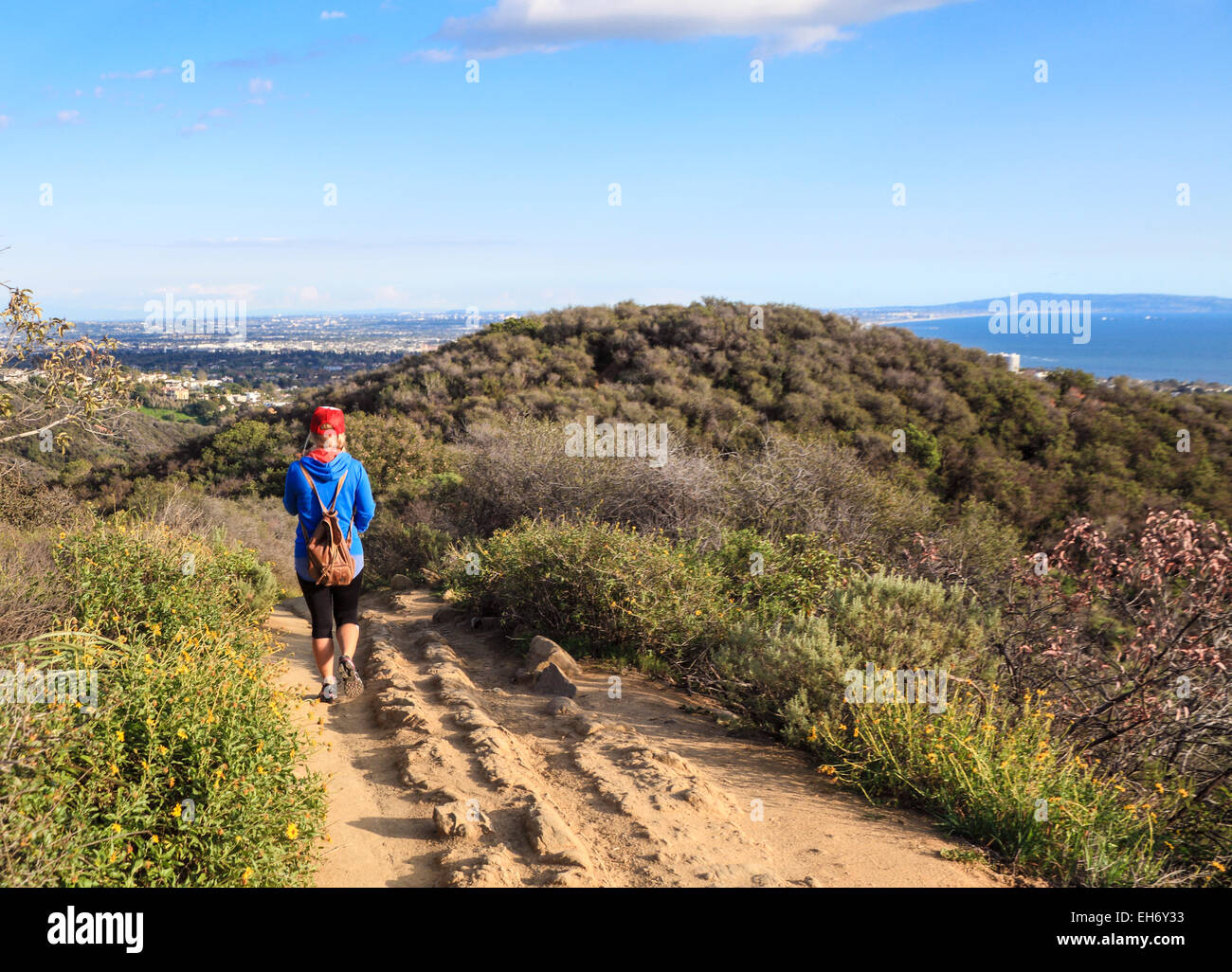 Escursionista sul Temescal Ridge Trail, con vista della baia di Santa Monica Foto Stock