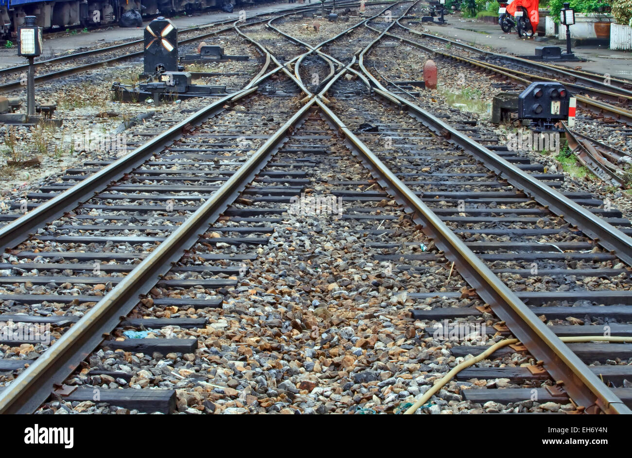 Concettuale del attraversando i binari della ferrovia incrocio alla stazione di Bangkok in Thailandia Foto Stock