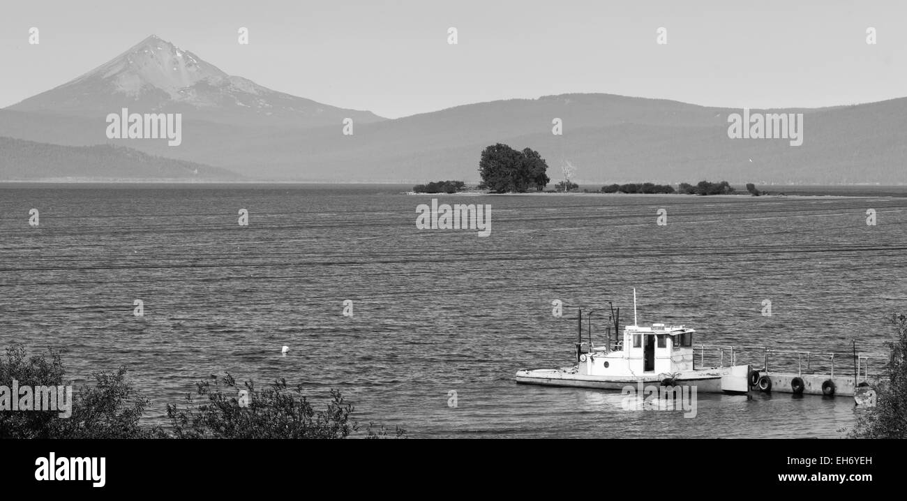 Un ol barca sul lago Klamath in Oregon meridionale Foto Stock