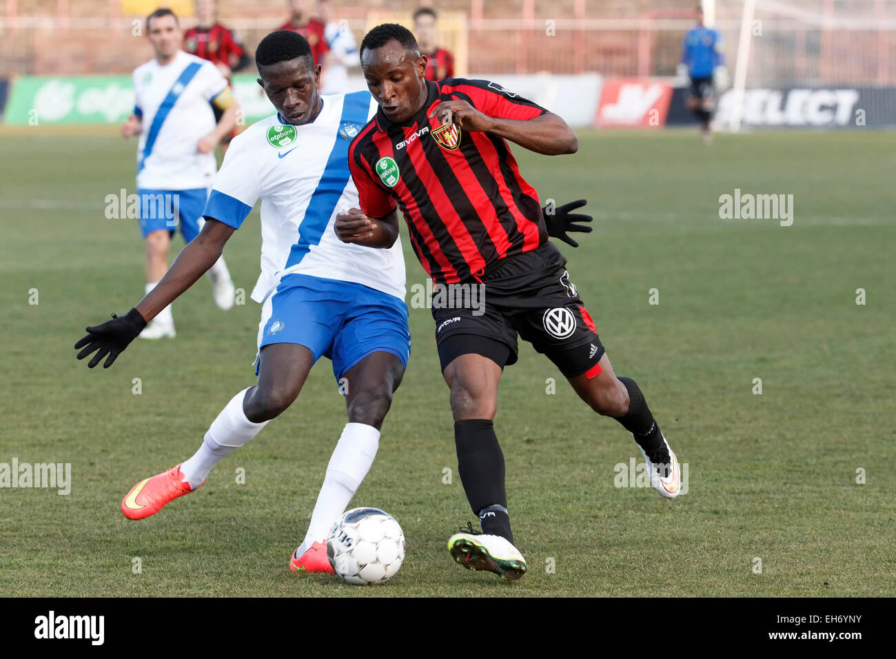 Budapest, Ungheria. 8 Marzo, 2015. Duello tra Souleymane Youla di Honved (r) e Thiam Khaly Iyane di MTK durante Honved vs. MTK Banca OTP League Football Match in Bozsik Stadium. Credito: Laszlo Szirtesi/Alamy Live News Foto Stock