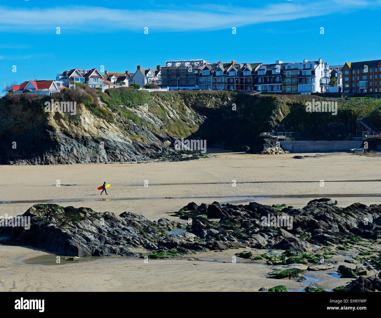 Surfer di camminare sulla spiaggia, Newquay, Cornwall, England Regno Unito Foto Stock