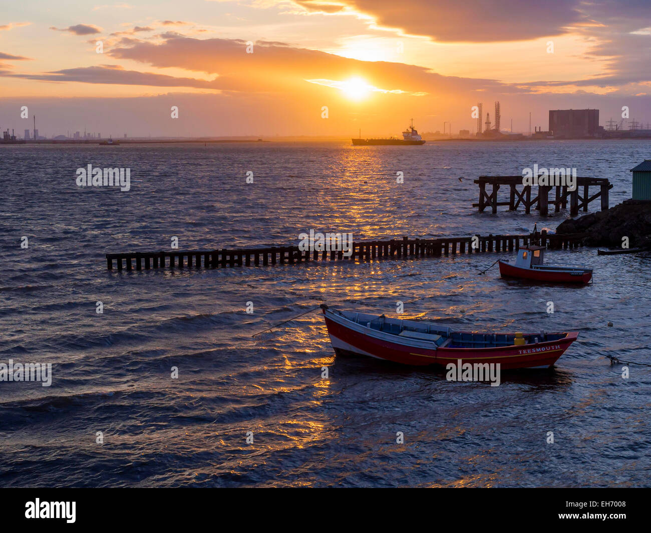Barche da pesca nel foro di polvere da sparo Harbour, Teesmouth, redcar cleveland Regno unito al tramonto Foto Stock