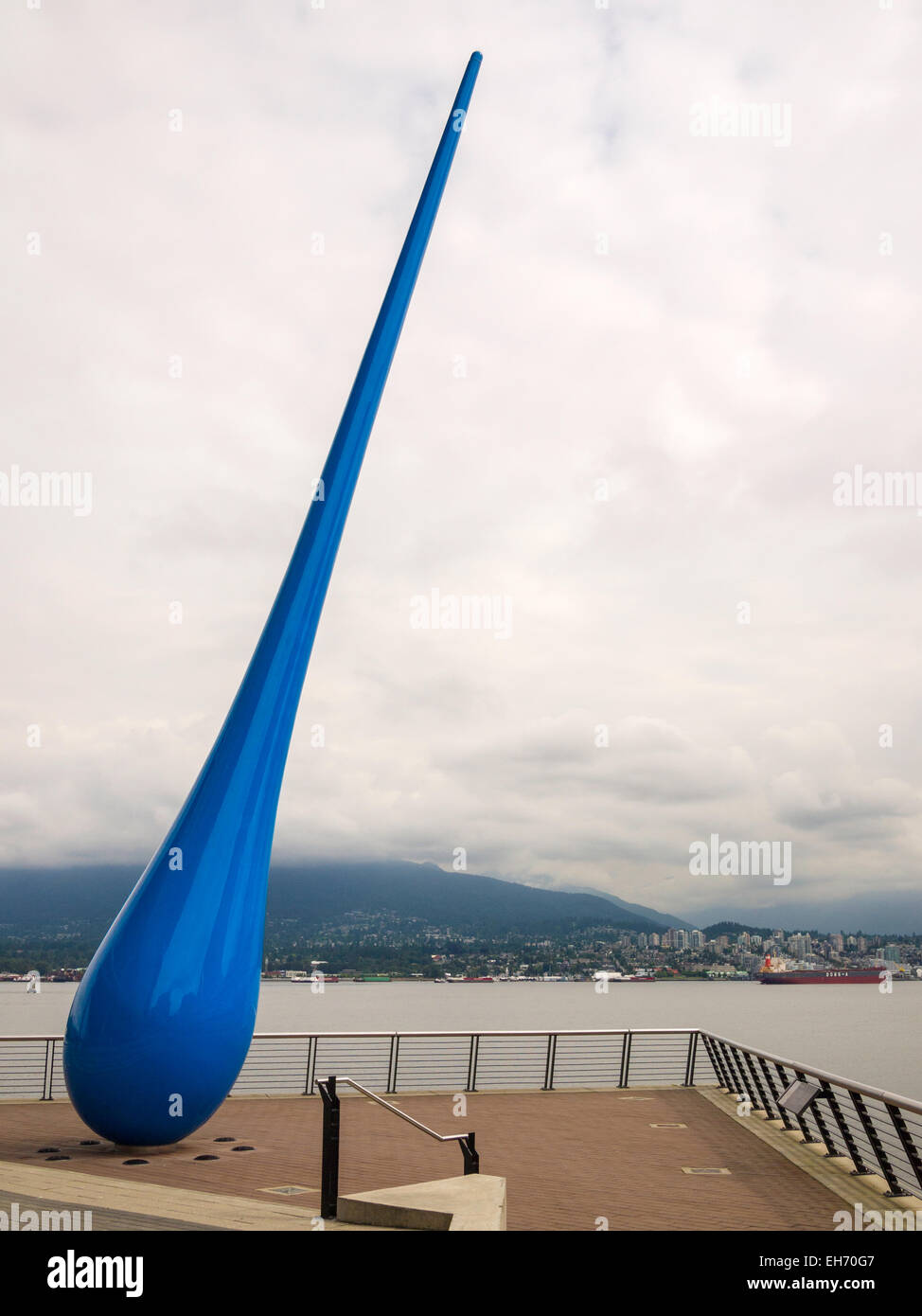 "La Caduta" (2009), una scultura in acciaio di una goccia di pioggia da Inge Idee, Bon Voyage Plaza di Coal Harbour, Vancouver, BC, Canada Foto Stock