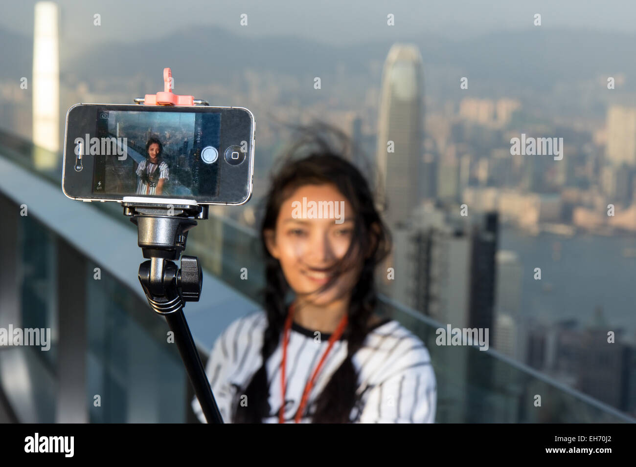 Donna prendendo fotografie sul belvedere di Hong Kong Foto Stock