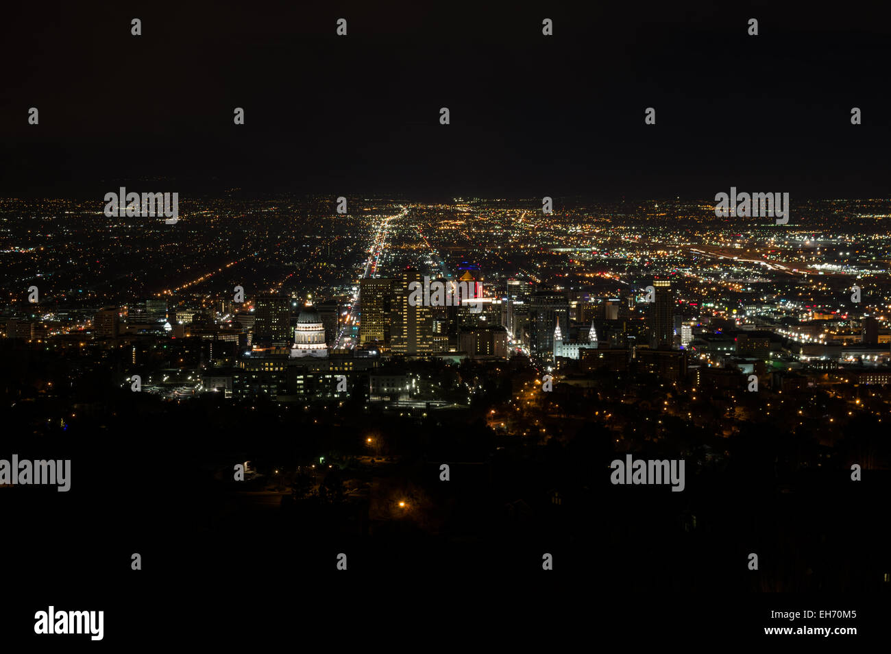 Salt Lake City di notte da una vicina collina con le luci della città Foto Stock