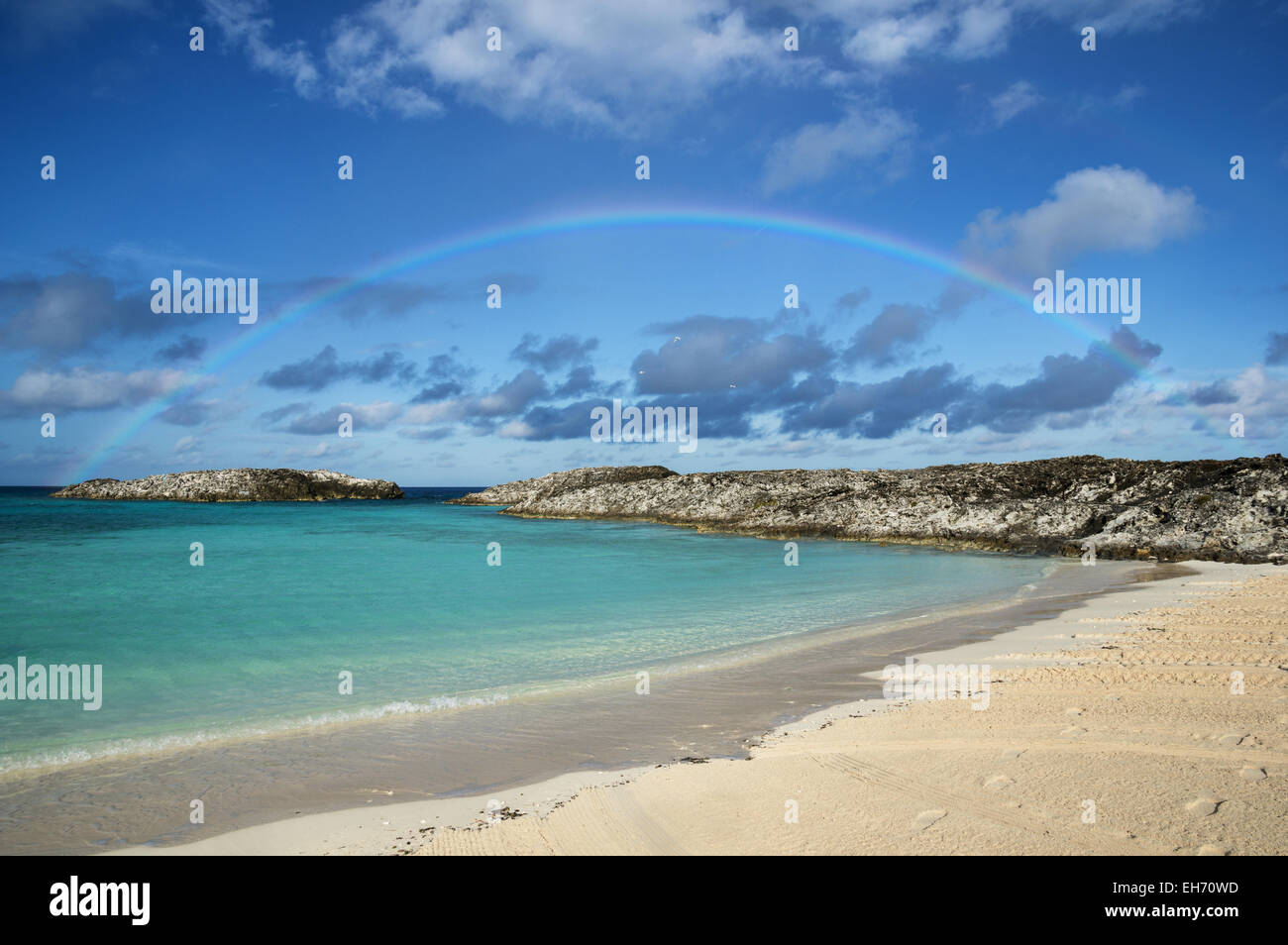 Rainbow su una spiaggia protetta nelle isole Bahamas Foto Stock