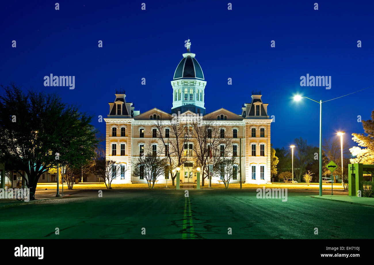 Presidio County Courthouse (1886) al crepuscolo, Marfa, Texas USA Foto Stock