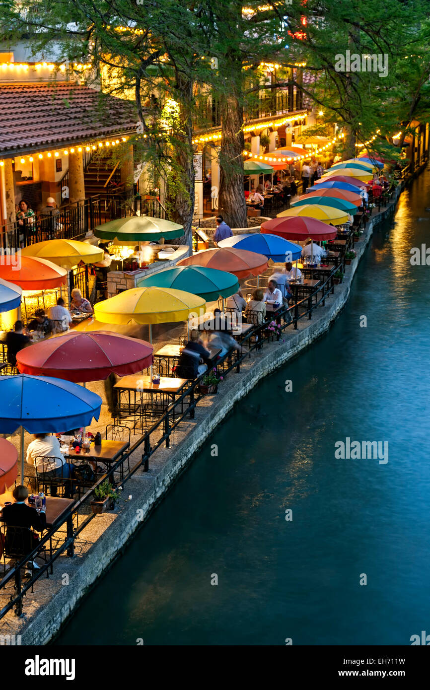 Ombrelloni colorati, Fiume San Antonio e il lungofiume di San Antonio, Texas, Stati Uniti d'America Foto Stock