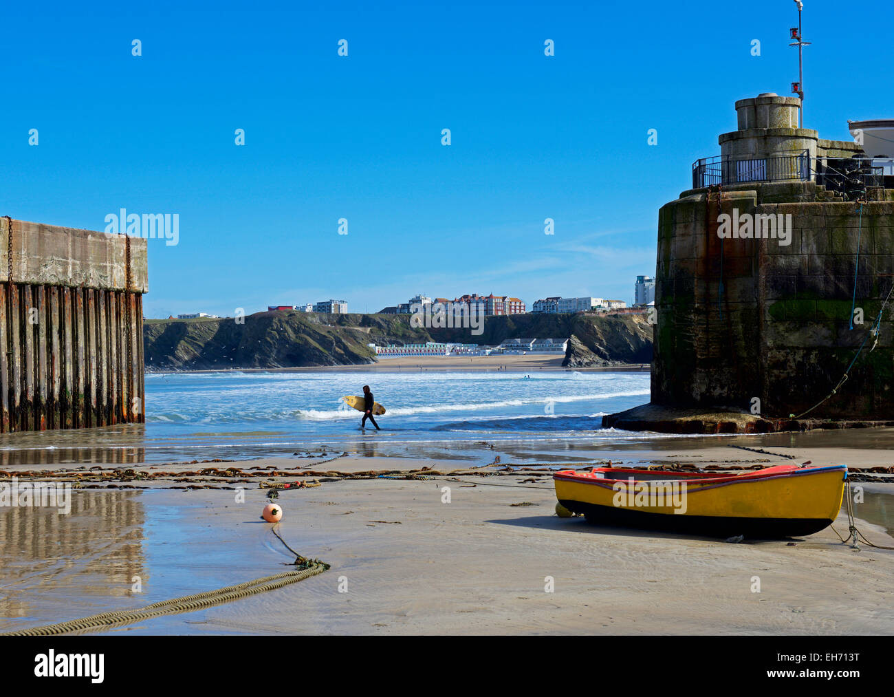 Surfista passato a piedi il porto, Newquay, Cornwall, England Regno Unito Foto Stock