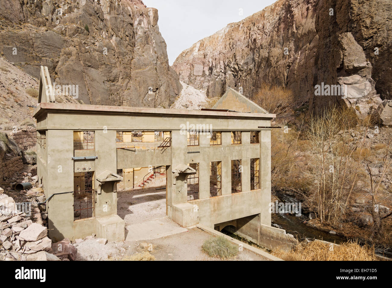 Vecchia centrale idroelettrica rovine nella Owens River Gorge Foto Stock