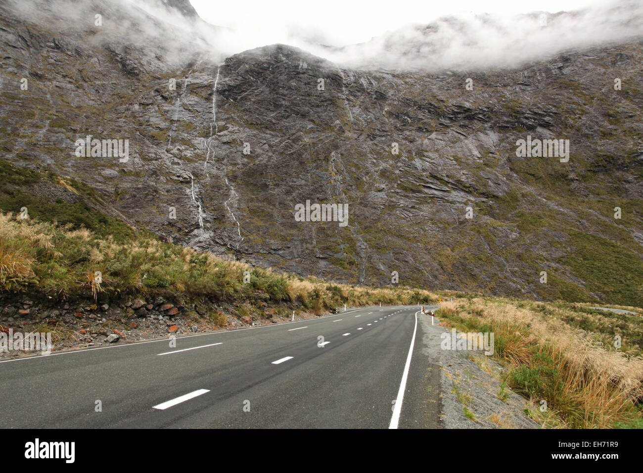 Gamma di montagna con cascata lungo Milford Sound road ,fiordland di Nuova Zelanda Foto Stock