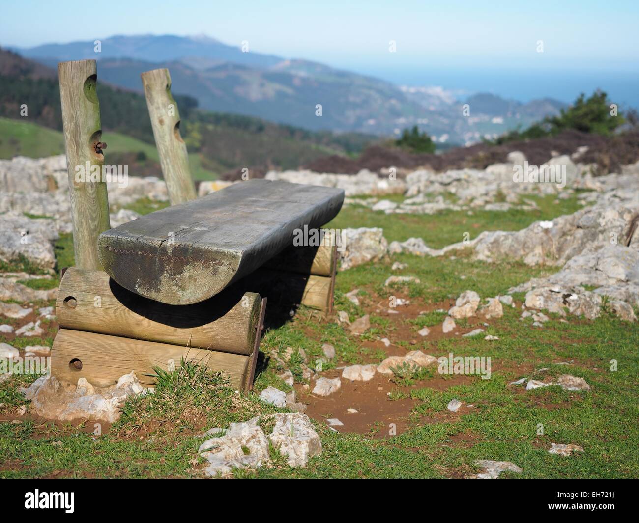 Una panca in legno su un paese basco mountain Foto Stock