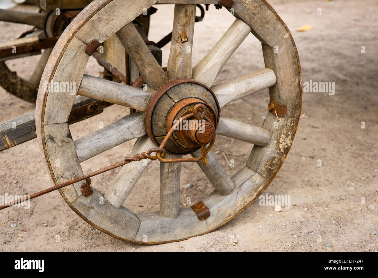 Vista ingrandita di un vintage carrello di legno-ruota. Il carrello è stato presentato presso i negozi locali e fiera di ricreazione Foto Stock