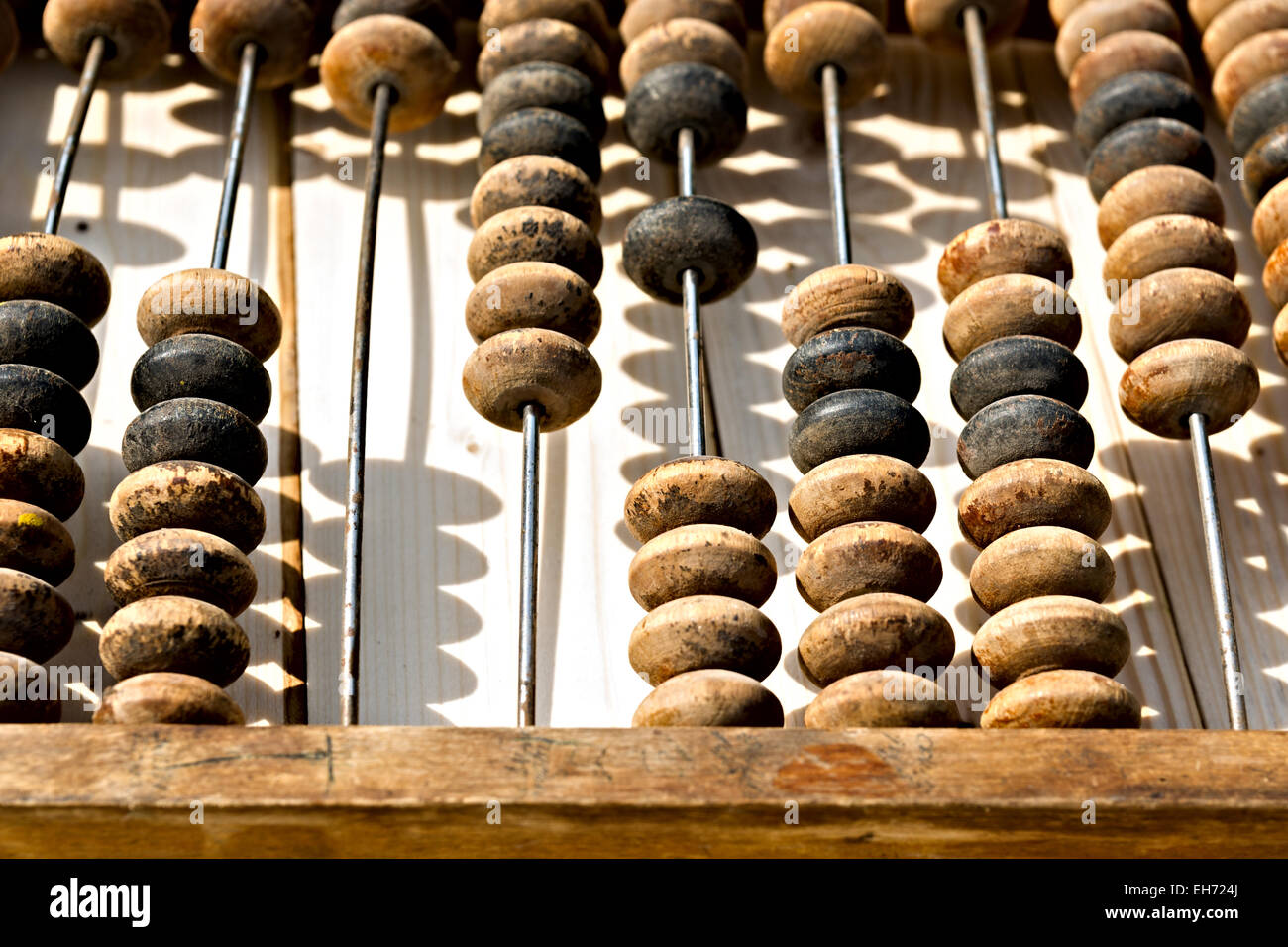 Vista ingrandita di vintage conti abacus ball-cornice o telaio della contea. Il dispositivo è stato esposto alla fiera locale Foto Stock