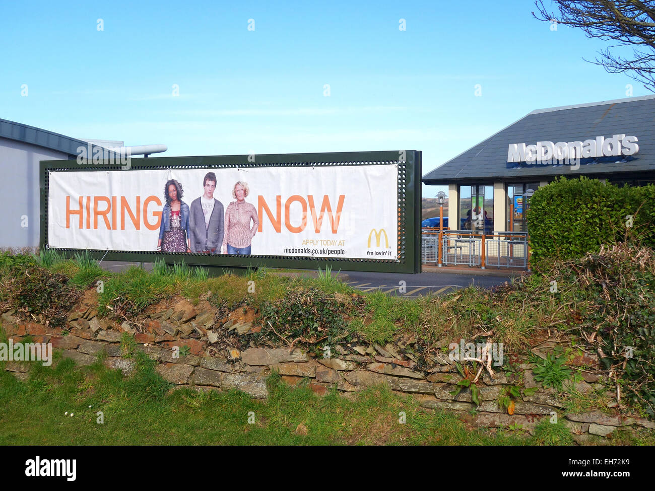 Un' ora di assunzione ' segno al di fuori di un ristorante Mcdonalds in Cornwall, Regno Unito Foto Stock