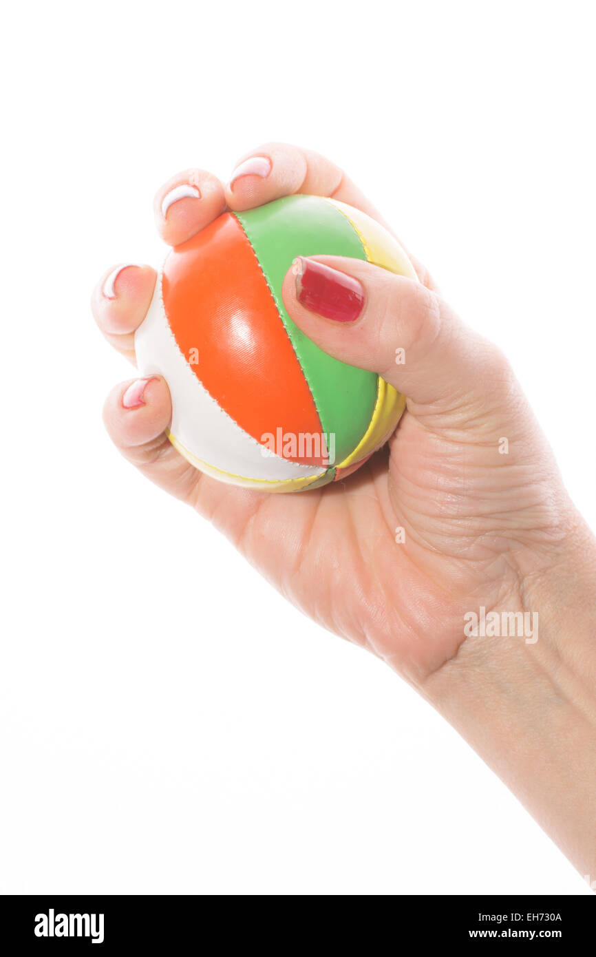 Femmina afferra la mano colorata juggling balls su sfondo bianco Foto Stock